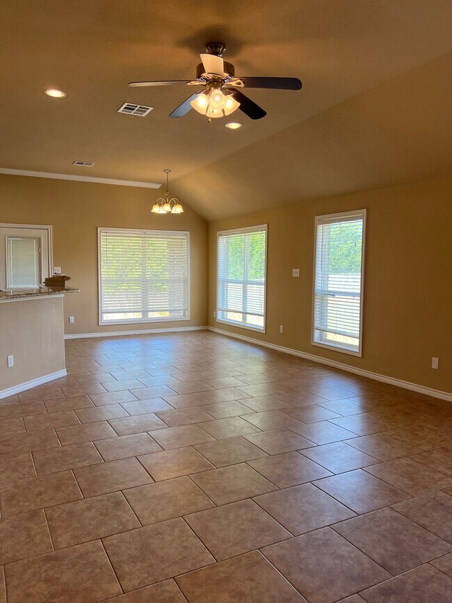 Foto del edificio - 3100 Claremont Dr