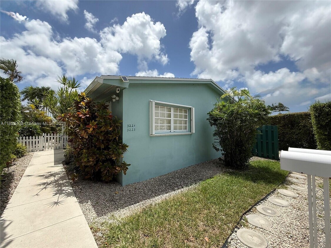 Foto principal - 3223 SW 91 Ave