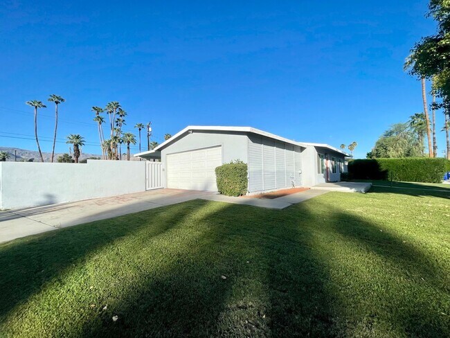 Building Photo - AVAILABLE NOW! 3 Bedroom 2 Bathroom Palm D...