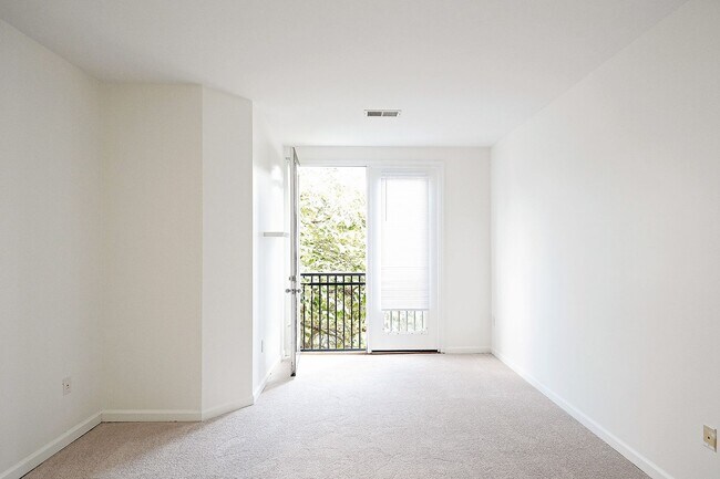 Foto del edificio - Dog-Friendly Walker Square Condo Near UVA Hospital