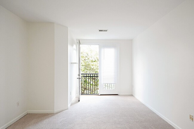 Building Photo - Dog-Friendly Walker Square Condo Near UVA Hospital