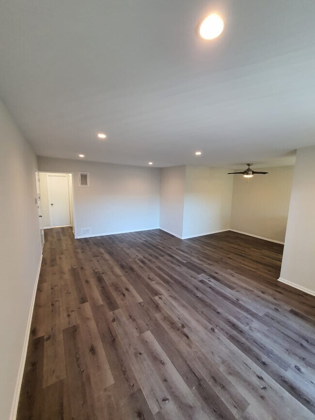 Building Photo - 13813 Oxnard St