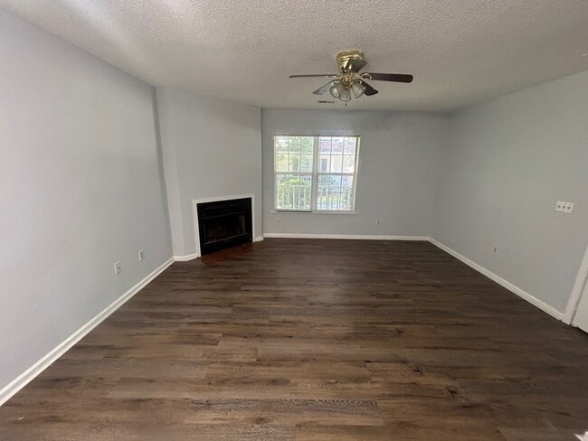 Building Photo - 1113 Country Town