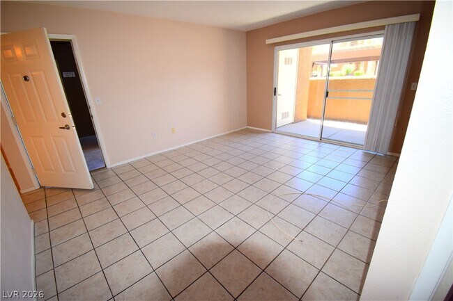 Foto del edificio - 8070 W Russell Rd