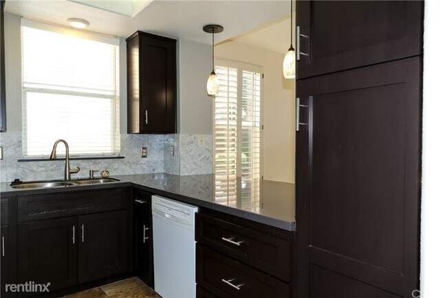 Building Photo - 3 br, 2 bath Condo - 8073 E Venice way