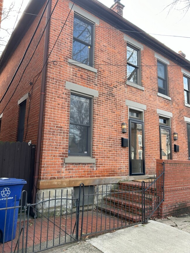 Building Photo - 181 E Kossuth St