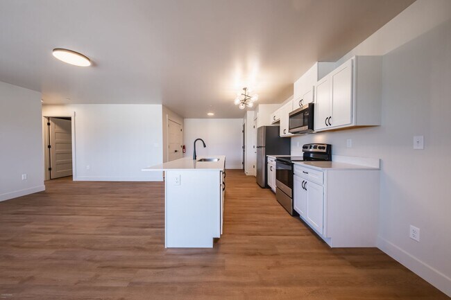 Building Photo - 2 bed 1 bath  Modern Apartment (1ST MONTH HALF OFF RENT) - 1134 sqft