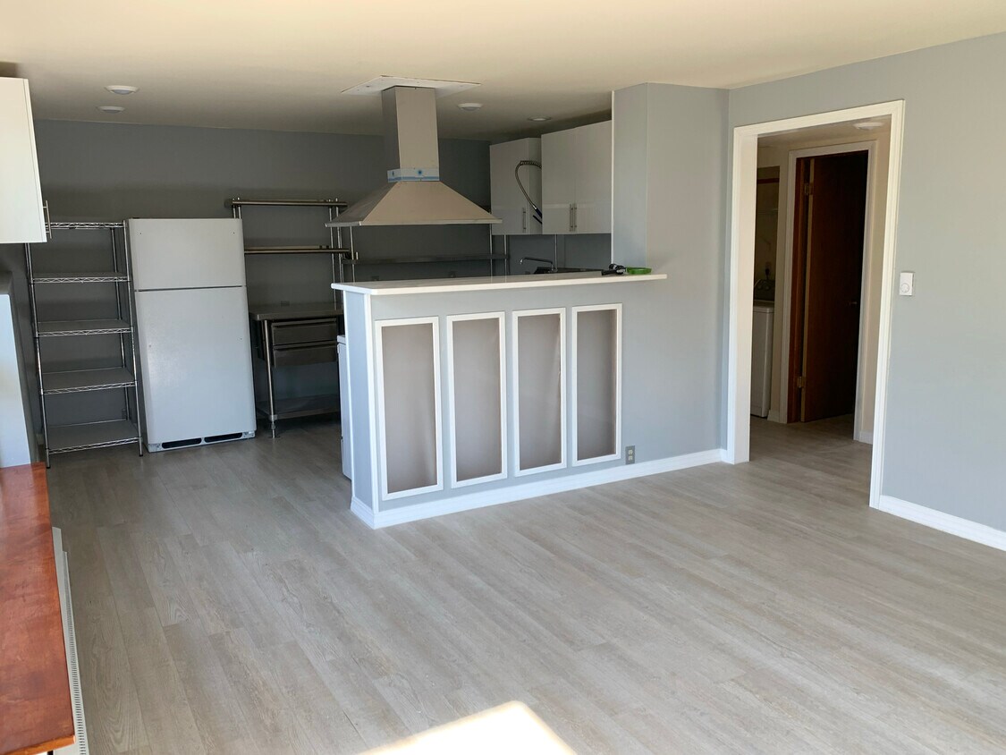 Main room seen from entry. - 1725 NE Wheatland Dr