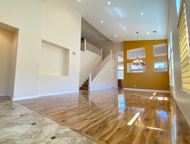 Building Photo - Gorgeous 4 bed 4 Bath home with enclosed L...