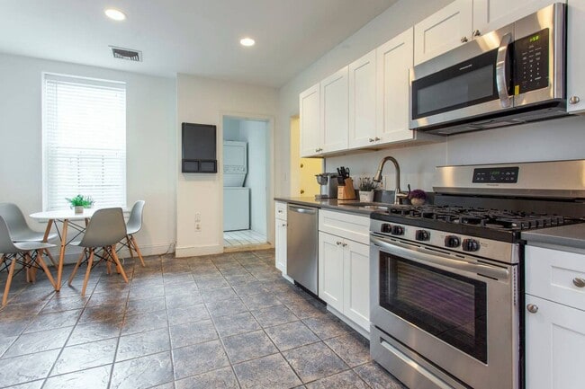 Building Photo - Beautiful and very spacious 3-bedroom unit...