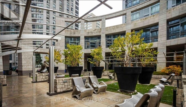 Photo du bâtiment - 2191 Yonge St