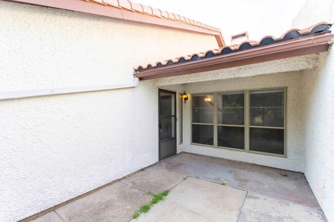 Foto del edificio - 817 W Rochelle Rd