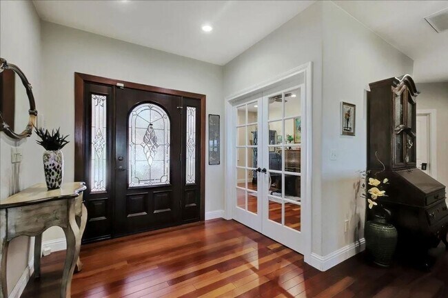 Foto del edificio - Lake View, 5 bedroom, 3 bath home in gated...