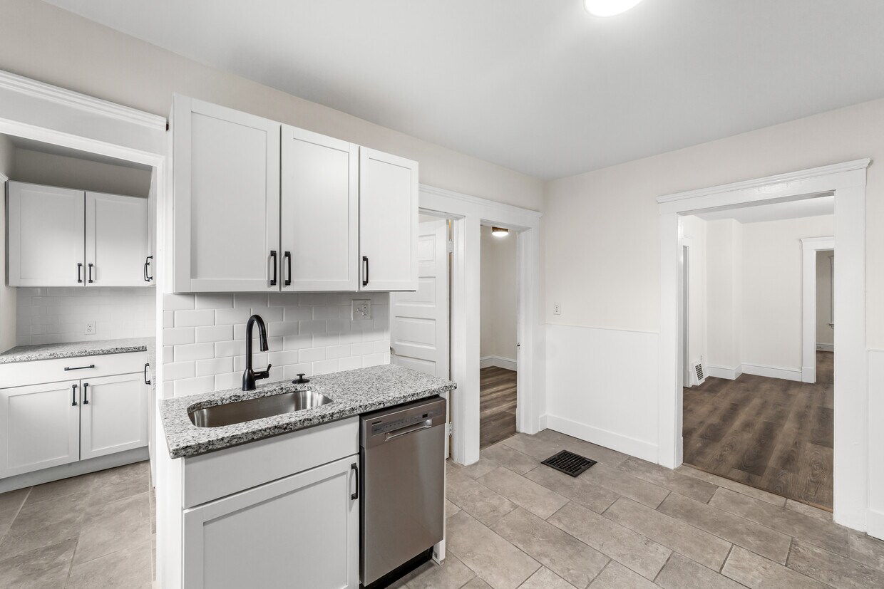 Foto principal - 1352 W 58th St