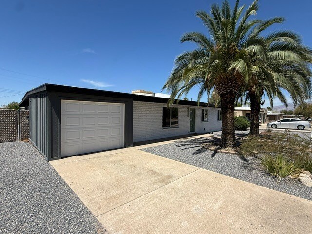 Building Photo - House For Rent