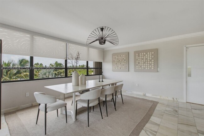 Foto del edificio - 2 Grove Isle Dr