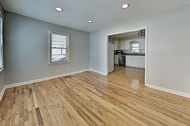Building Photo - 162 37th Ave N
