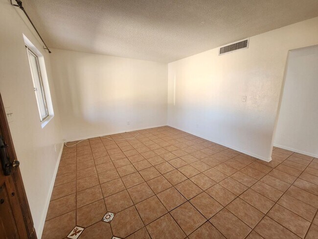 Foto del edificio - LARGE 3 bedroom home