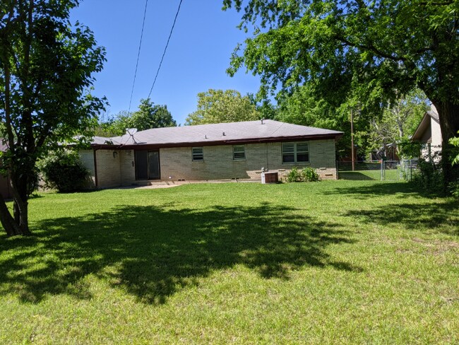 Building Photo - 1712 Laurel Rd