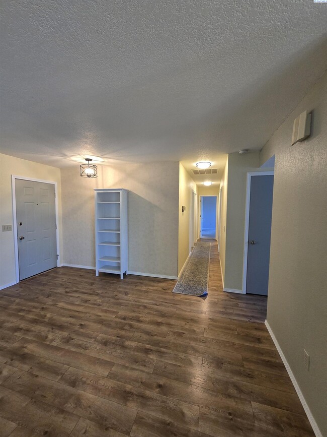 Building Photo - South Kennewick Rambler