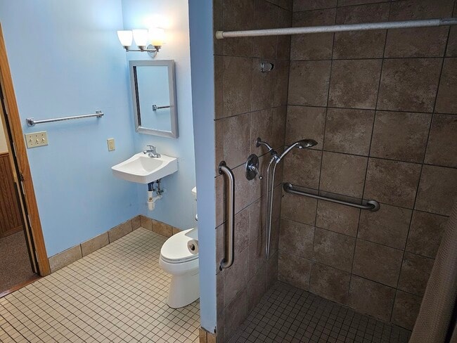 Building Photo - 533 Lakeshore Ct