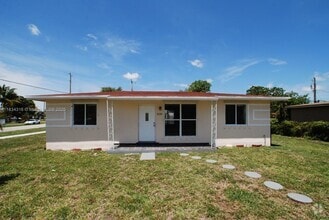 Building Photo - 3110 SW 33rd Ave