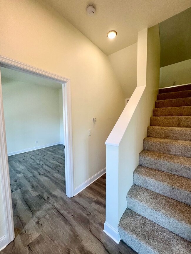 Building Photo - Now showing 3BR 2 full Bath house with lar...