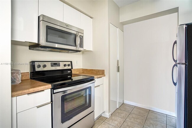 Foto del edificio - 17150 N Bay Rd