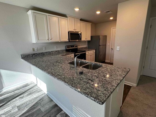 Building Photo - 2098 Southlea Dr