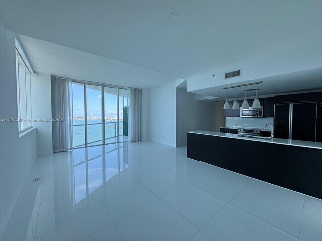 Foto del edificio - 665 NE 25th St
