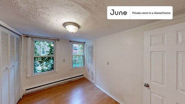 Building Photo - Private bedroom in 3 bed/1 bath Home