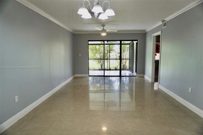 Building Photo - 8879 Fontainebleau Blvd