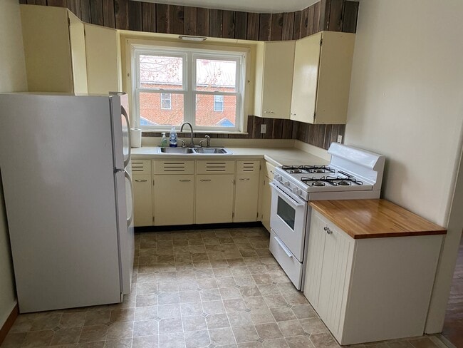 Kitchen - 176 N 4th St