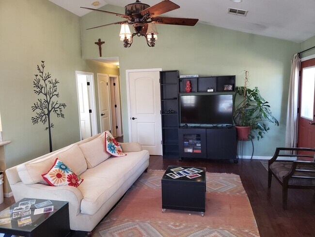 Building Photo - Conveniently Located 2010-Built Big Bear Home