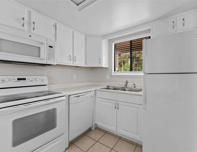 Big, beautiful kitchen - 652 Grenadine Ct