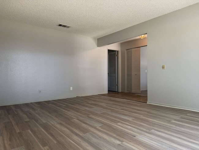 Building Photo - Move in special, Half off first month's re...