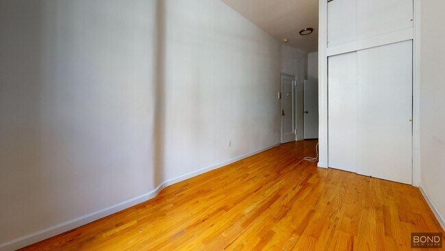 Foto del edificio - 158 E 82nd St