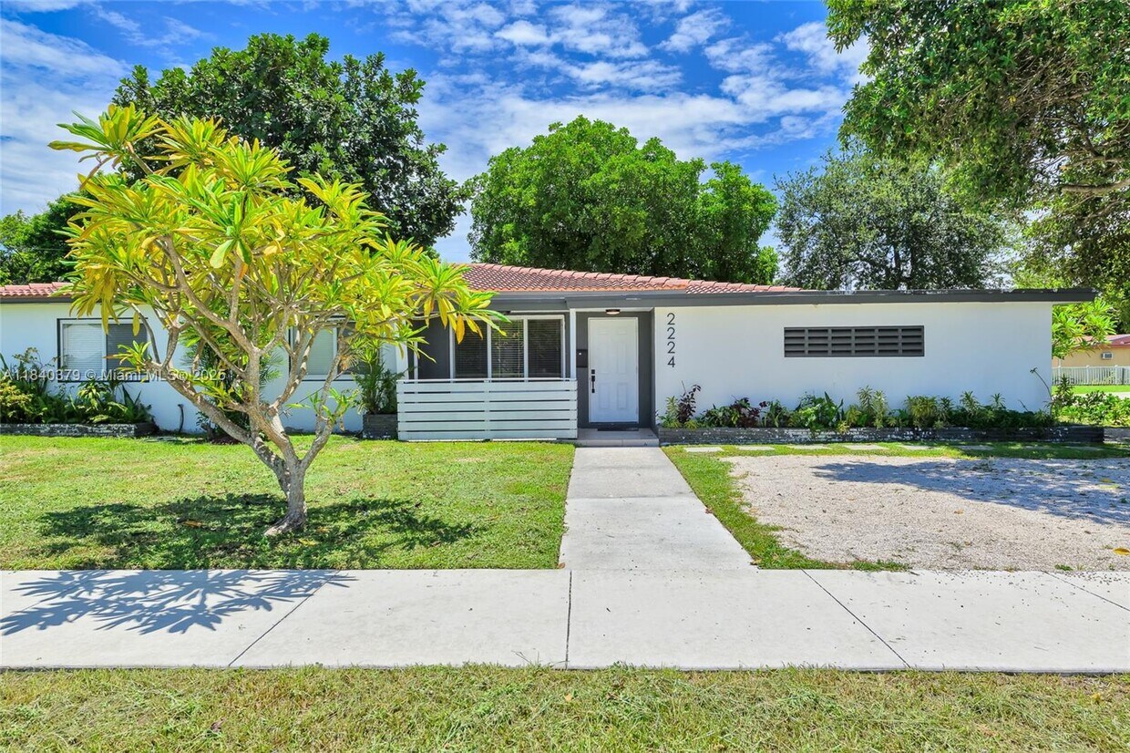 Foto principal - 2224 Plunkett St