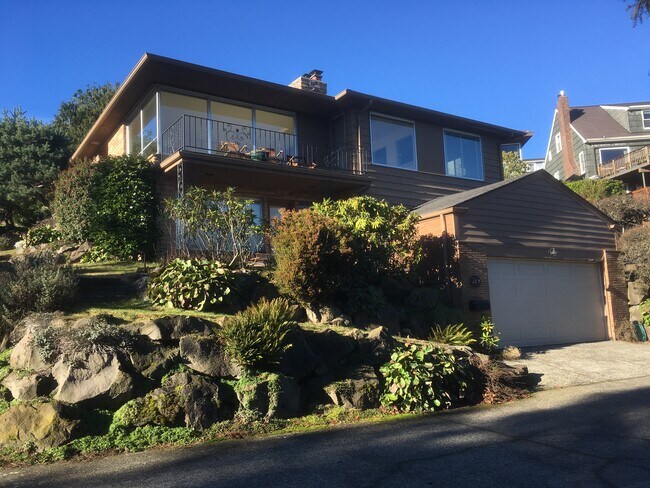 Building Photo - 2401 Eyres Plz W