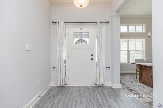 Foto del edificio - 214 Creek Ridge Dr