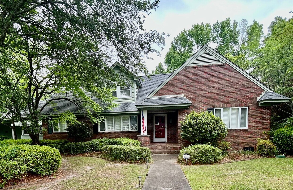 Primary Photo - Charming 5 Bedroom Home Close to Everything!