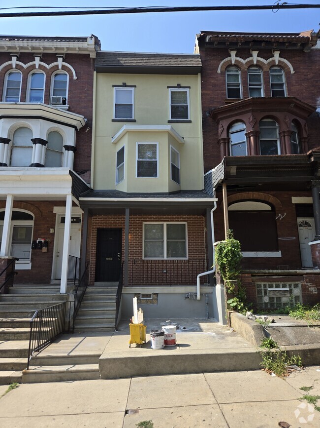 Building Photo - 1816 W Ontario St
