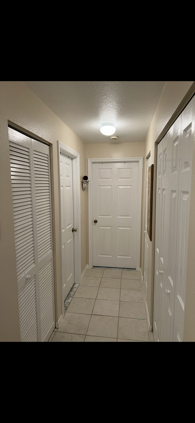 Extra storage in hallway - 2655 Creek Ln