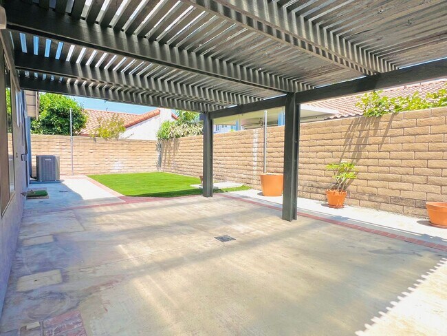 Building Photo - 4 bedroom home for lease
