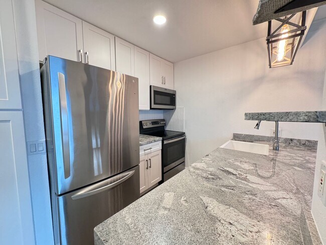 Foto del edificio - Beautifully Remodeled 1 BD, 1 Mile to beach