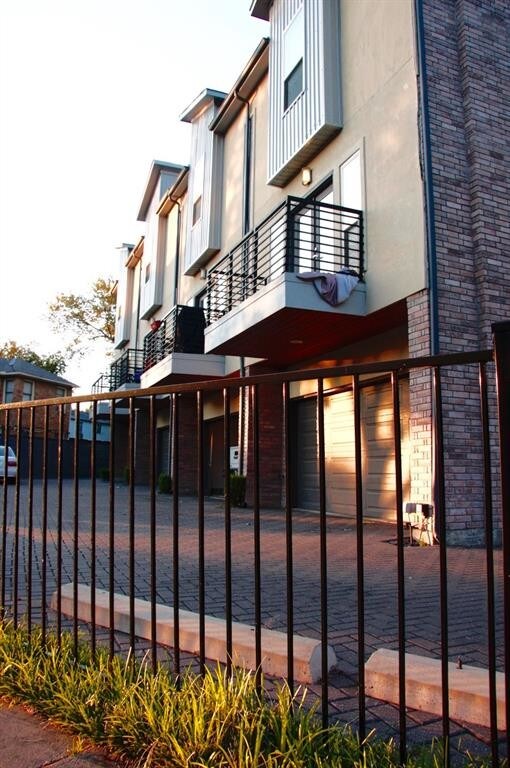 Foto del edificio - 6051 Ross Ave