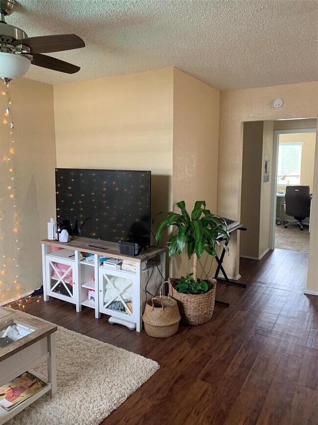 Foto del edificio - 2401 Manor Rd