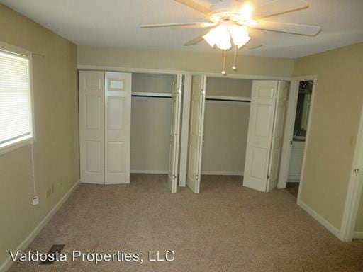 Building Photo - 2111 N Oak St
