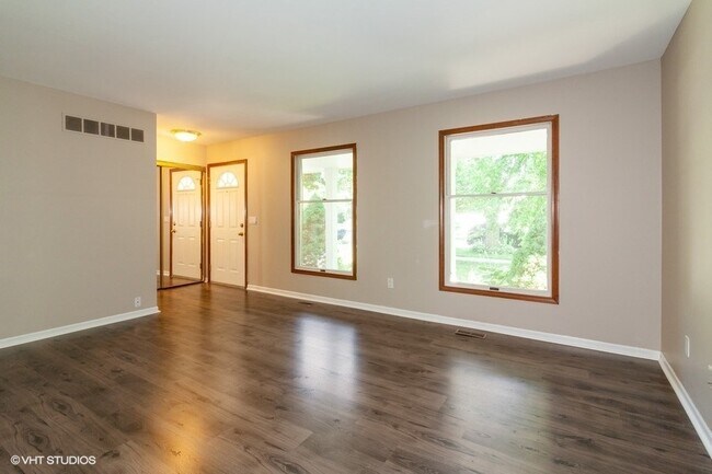 Building Photo - 1704 Paddington Ave