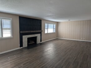 Building Photo - 1710 W Windsor Rd